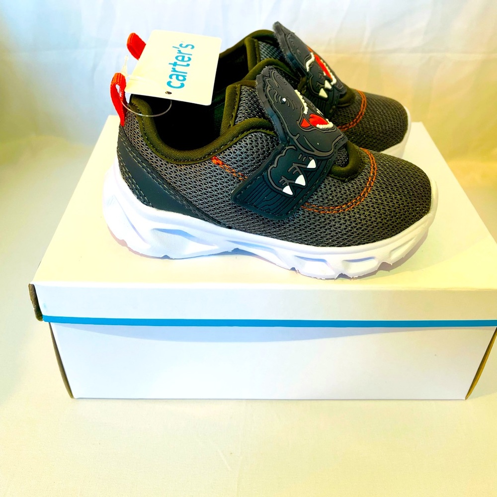Carter’s kids, toddler light up sneakers 6c (NWT).